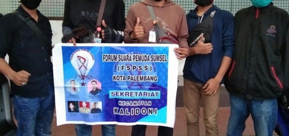 Forum Suara Pemuda Sumsel Kecamatan Kalidoni Bagi Takjil dan Masker 