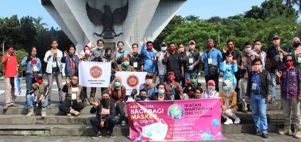 IWO Kota Palembang Gelar Aksi Bagikan Masker Gratis