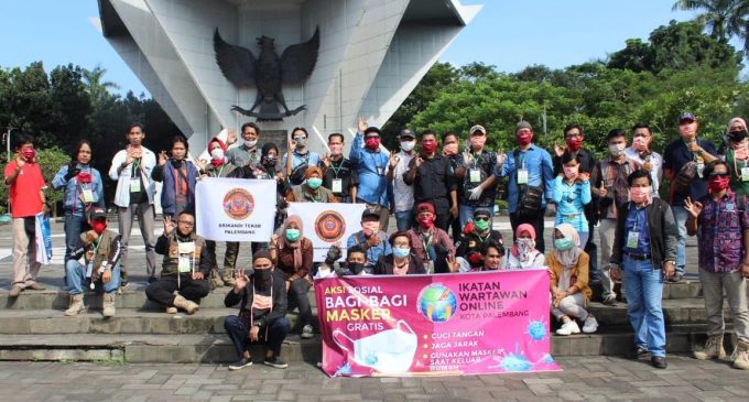 IWO Kota Palembang Gelar Aksi Bagikan Masker Gratis
