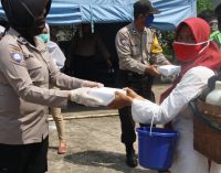 Direktorat Binmas Polda Sumsel Bagikan 200 Nasi Kotak