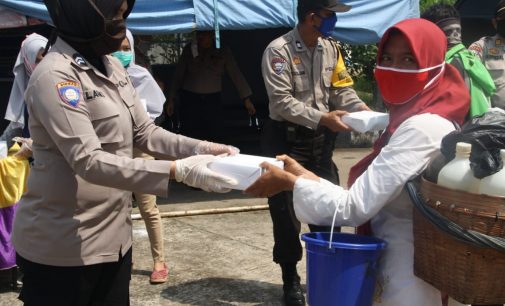 Direktorat Binmas Polda Sumsel Bagikan 200 Nasi Kotak