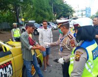 Polda Sumsel Bagi-Bagi Masker dan Hand Sanitizer Gratis