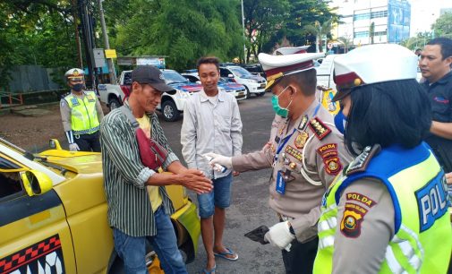 Polda Sumsel Bagi-Bagi Masker dan Hand Sanitizer Gratis