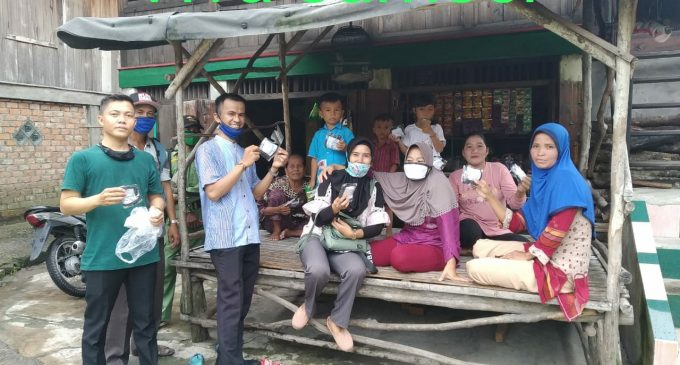 BPD Desa Tempirai Utara Bagikan Masker Dor to Dor 