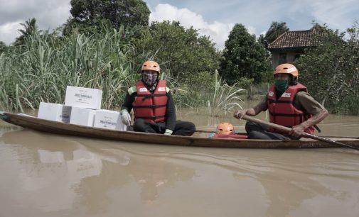 Gunakan Perahu, MRI ACT Sumsel Salurkan 500 Bantuan ke Penyintas Banjir OKU Timur