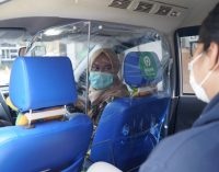 Lindungi Pengguna dan Mitra di Era New Normal, Gojek Pasang Sekat Pelindung  di Armada GoCar