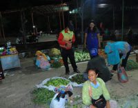 Ramaikan Pasar Pagi, Pegawai Diskominfo Prabumulih Belanja Sambil Sosialisasi Pencegahan Covid 19