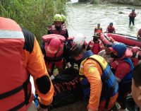 Gunakan APD Lengkap Basarnas Evakuasi Irham