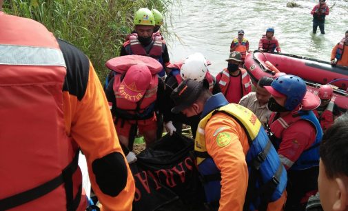 Gunakan APD Lengkap Basarnas Evakuasi Irham