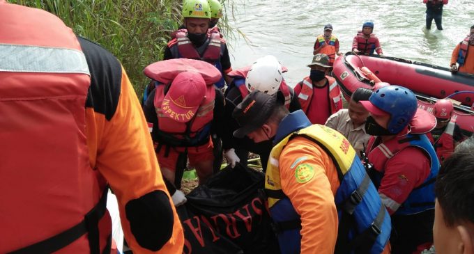Gunakan APD Lengkap Basarnas Evakuasi Irham