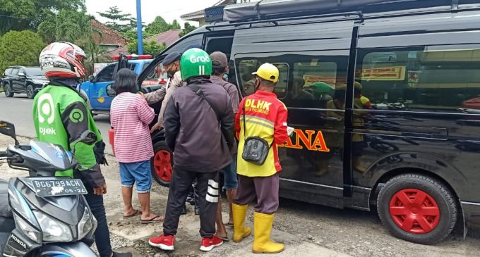 Jumat Barokah, Gegana Brimob Polda Sumsel Bagikan 300 Nasi Kotak Hasil Karya Sendiri