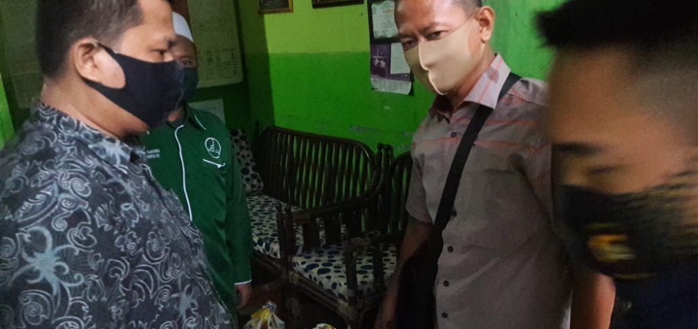 Intelkam Polda Sumsel – DPP FORPESS Bagikan Sembako Untuk Warga Terdampak Covid 19