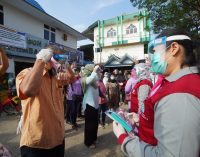 Bagikan Masker dan Face Shields di Pasar Kebon Semai dan Pasar Sekip Ujung