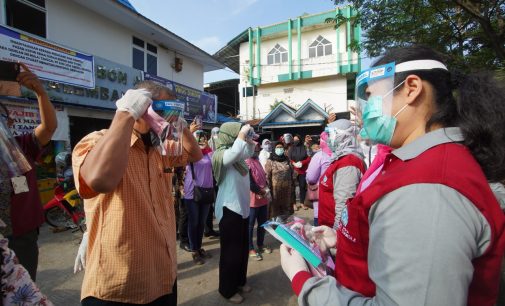 Bagikan Masker dan Face Shields di Pasar Kebon Semai dan Pasar Sekip Ujung