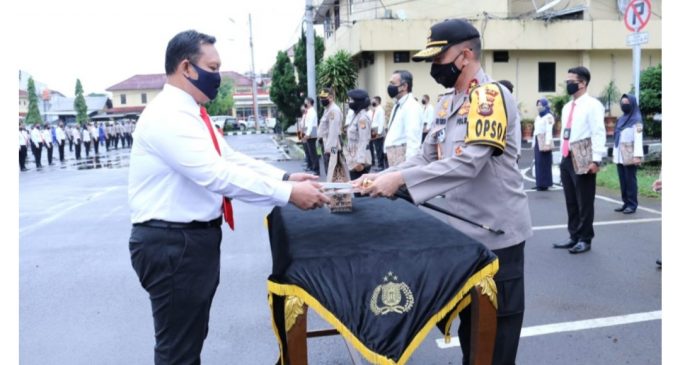 Kapolda Sumsel Beri Penghargaan 21 Polisi Berprestasi