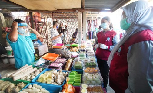 Ratusan Pedagang Pasar Plaju dapat Bantuan APD