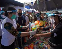 Cegah Penyebaran Covid, Feby Deru Bagi-Bagi Face Shield ke Tiga Pasar Tradisional