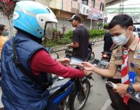 Cegah Penyebaran Covid 19, Pramuka UIN Raden Fatah Bantu Kwatir Cabang Palembang Bagi – Bagi Masker