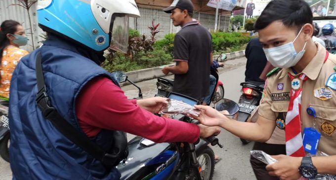 Cegah Penyebaran Covid 19, Pramuka UIN Raden Fatah Bantu Kwatir Cabang Palembang Bagi – Bagi Masker