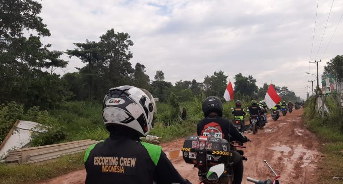 ACT Sumsel – Bikers Bejibaku di Desa Tanpa Listrik Bagikan 50 Paket Pangan Untuk Warga