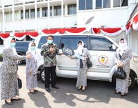 Gubernur Serahkan Bantuan Operasional Mobil ke PD IBI Sumsel