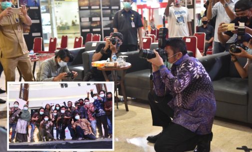 Gubernur Herman Deru Jadi Fotografer Dadakan di OPI Mall