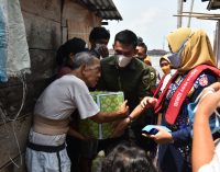 Susuri Sungai Musi, Feby Deru Bagian Paket Sembako