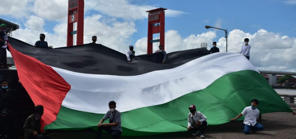 ACT MRI Palembang Gelar Aksi Kibarkan Bendera Raksasa Palestina – Indonesia di BKB
