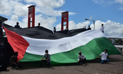 ACT MRI Palembang Gelar Aksi Kibarkan Bendera Raksasa Palestina – Indonesia di BKB