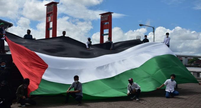 ACT MRI Palembang Gelar Aksi Kibarkan Bendera Raksasa Palestina – Indonesia di BKB