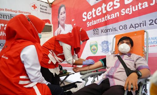 Feby Deru Jemput Bola ke UPTB Samsat Cukupi Stok Darah PMI