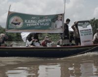 Warga Tepian Sungai Musi Sambut Bahagia Kapal Pangan dan Mushaf Qur’an dari  ACT Sumsel