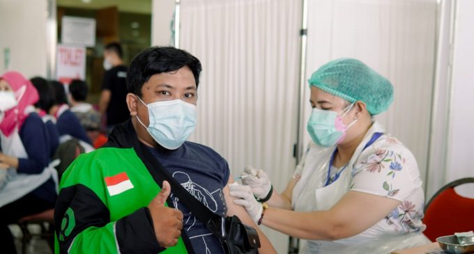 Polda Sumsel dan Dinkes Kembali Vaksinasi Ribuan Mitra Gojek Palembang