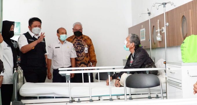 HD Tinjau Operasi Katarak Gratis Program CSR Bank Sumsel Babel