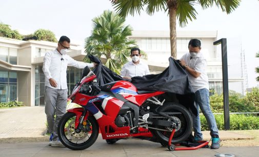 Astra Motor Serahkan CBR600RR ke Konsumen Pertama di Indonesia