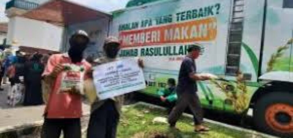 Truk Beras Raksasa ACT Sapa Warga Palembang, Bagikan Beras Gratis