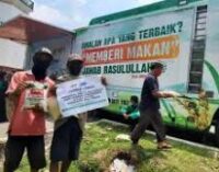 Truk Beras Raksasa ACT Sapa Warga Palembang, Bagikan Beras Gratis