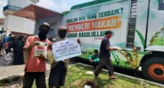 Truk Beras Raksasa ACT Sapa Warga Palembang, Bagikan Beras Gratis