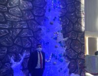 Blue Christmas, Zury Hotel Palembang Buat Pohon Natal Pakai 12 Ribu  Botol Air Mineral