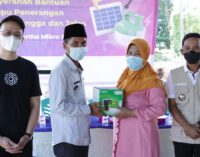 Amartha Salurkan 500 Lampu Solar untuk Penerangan di Desa Ulak Bedil dan Pedamaran