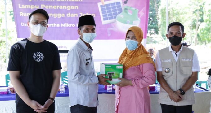 Amartha Salurkan 500 Lampu Solar untuk Penerangan di Desa Ulak Bedil dan Pedamaran