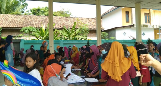 Ratusan Masyarakat Antri Ambil Bansos di Kecamatan