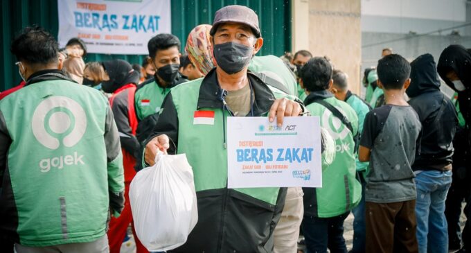 Ratusan Driver Ojek Online Terima Zakat dari Global Zakat ACT Palembang