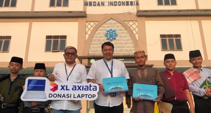 XL Axiata Donasi Laptop ke Puluhan Ponpes di 7 Provinsi