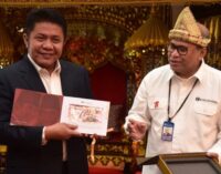 HD Orang Pertama di Sumsel Terima  Album  7  Lembar Uang Rupiah Kertas Baru Tahun Emisi 2022 dari BI