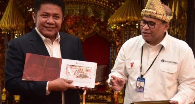 HD Orang Pertama di Sumsel Terima  Album  7  Lembar Uang Rupiah Kertas Baru Tahun Emisi 2022 dari BI