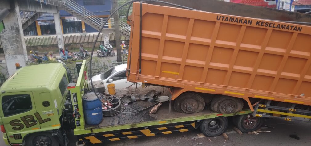 Akibat Sopir Salah Perhitungan, Dump Truk Fuso yang Diangkut Trowing Tronton Hantam JPO