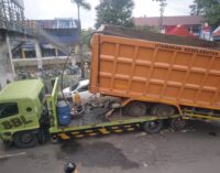 Akibat Sopir Salah Perhitungan, Dump Truk Fuso yang Diangkut Trowing Tronton Hantam JPO