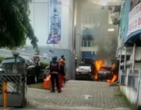 Minibus Terbakar di Halaman BNI Palembang Sudirman
