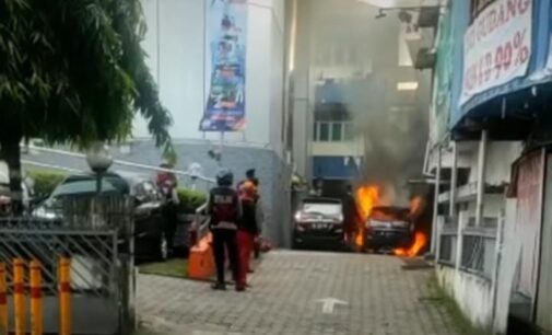 Minibus Terbakar di Halaman BNI Palembang Sudirman